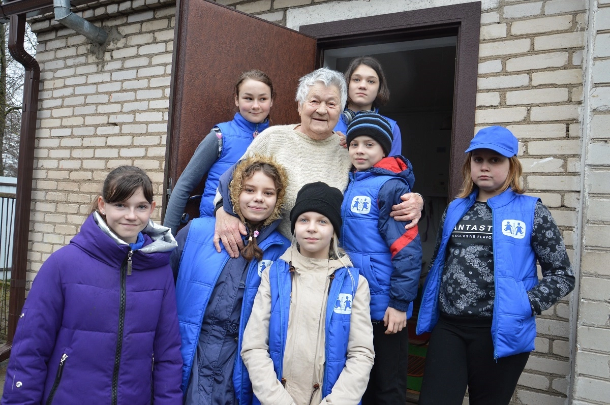 Из добрых рук для бабушки Зины